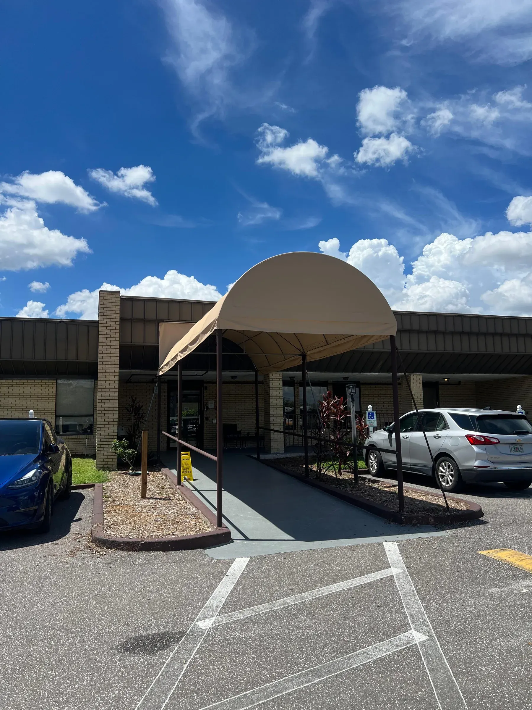 The covered main entrance at Vivo Healthcare Gateway